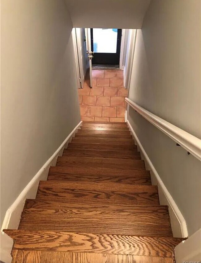 Building Photo - Beautifully Renovated 4bdrm/2.5bth Tri-Lev...