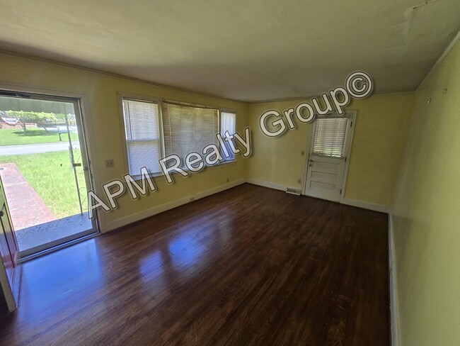 Building Photo - Spacious two bedroom house off Two Notch