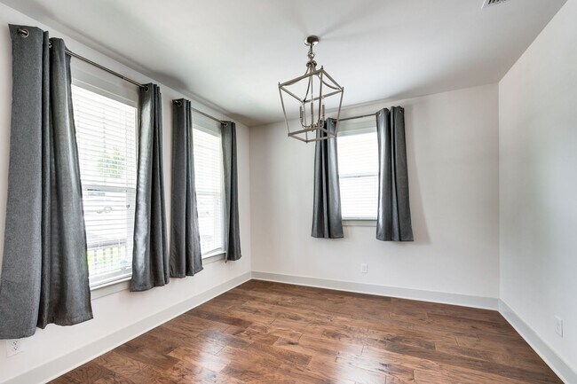 Building Photo - Beautiful 3BE/2.5BA by Invent Communities/...