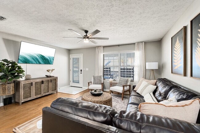 Building Photo - 17642 Front Beach Rd