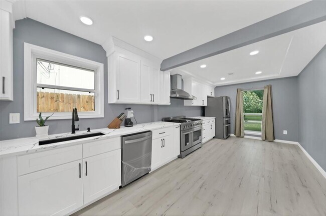 Building Photo - 5215 Trail Lake Dr