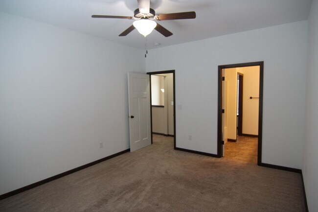 Building Photo - 4 Bedroom, 3 bath close to University