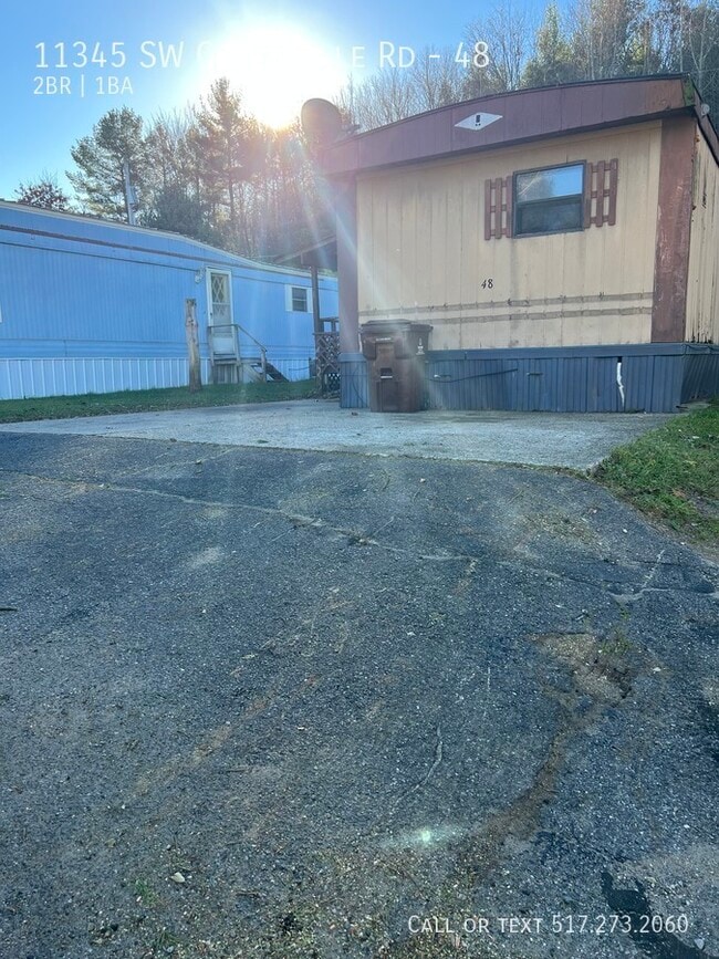 Building Photo - 2 bed 1 bath Mobile Home *Handy Man Special*