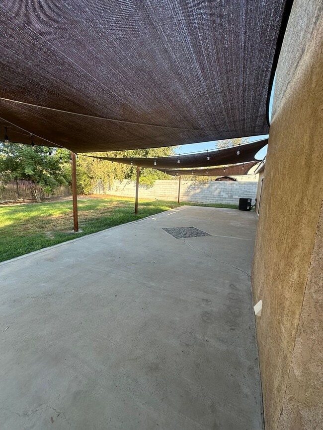 Building Photo - Remodeled 3 bedroom 2 bathroom home locate...