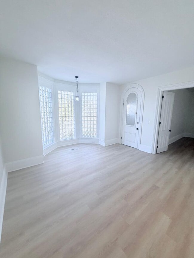 Building Photo - 2604 W 27th St