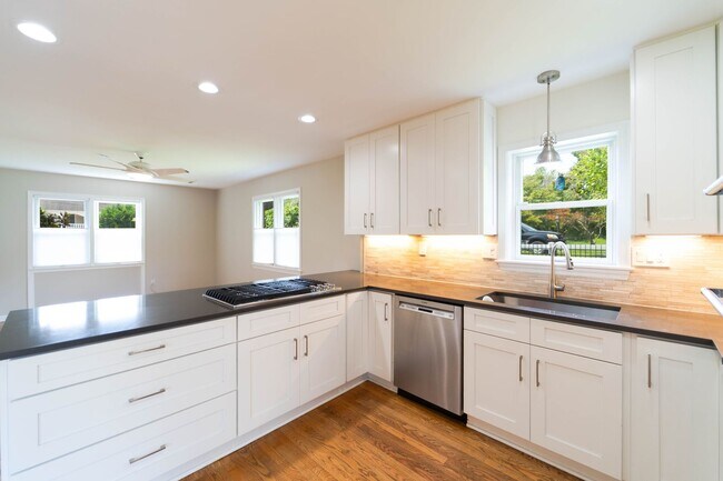 Building Photo - Spacious Split-Level with In-Law Suite & B...