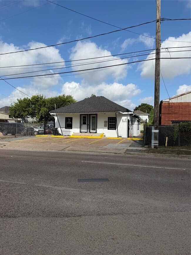 Building Photo - 304 Lockwood Dr