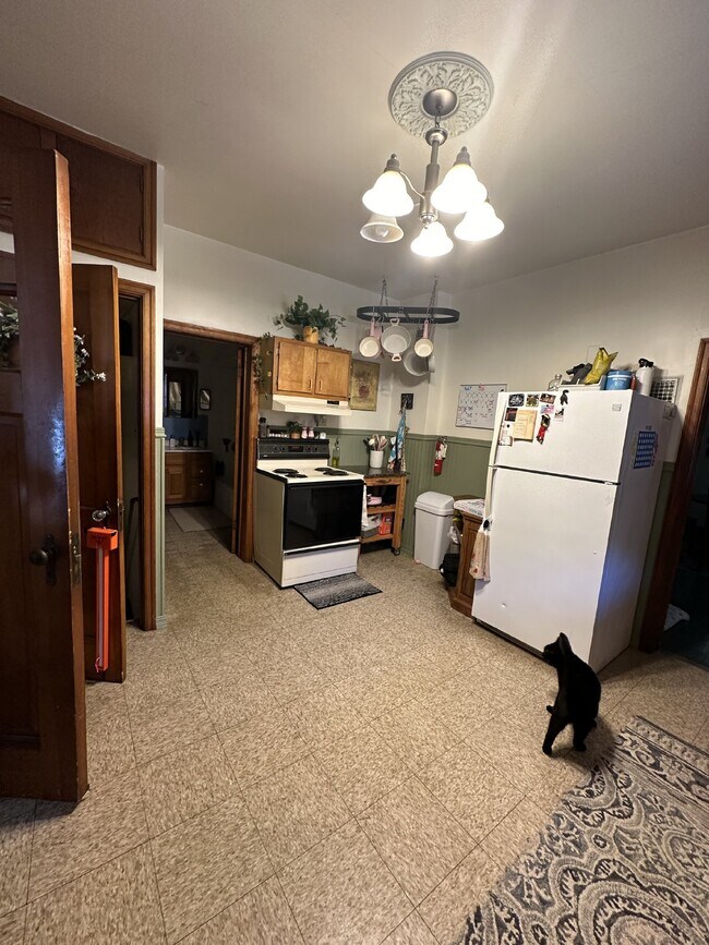 Building Photo - Charming 2-Bed, 2-Bath Duplex in Eau Claire