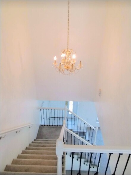 Building Photo - 1607 Meadow Spring Dr