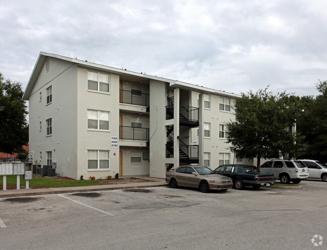 Building Photo - Lake Jennie II
