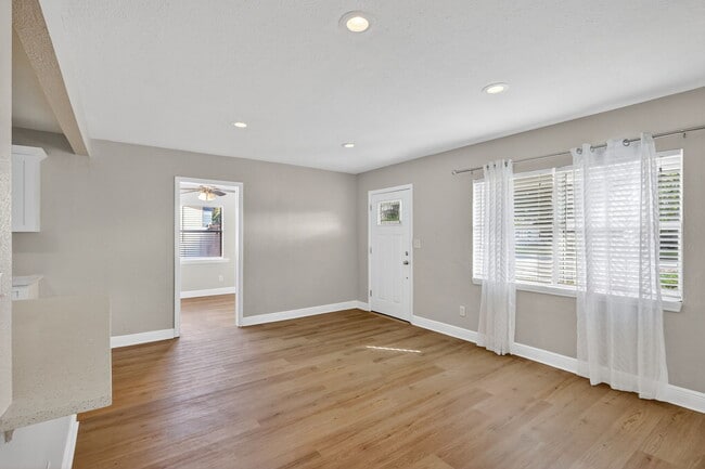 Building Photo - 541 40th Ave NE