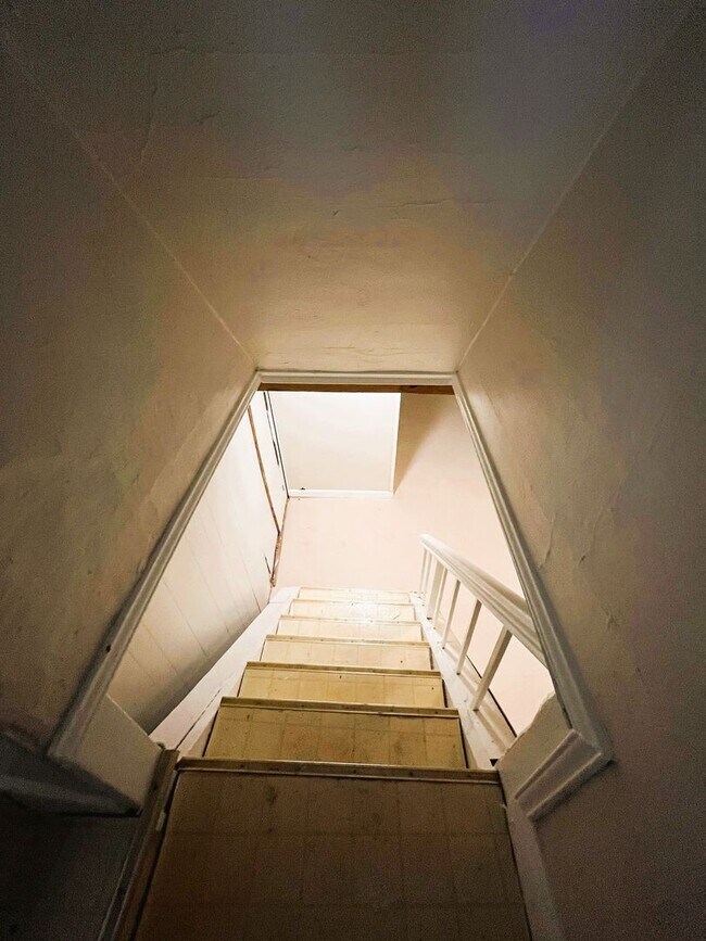 Building Photo - Darling 2 bedroom Bungalow