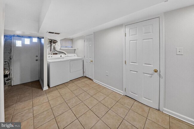 Building Photo - 1932 Summit Pl NE