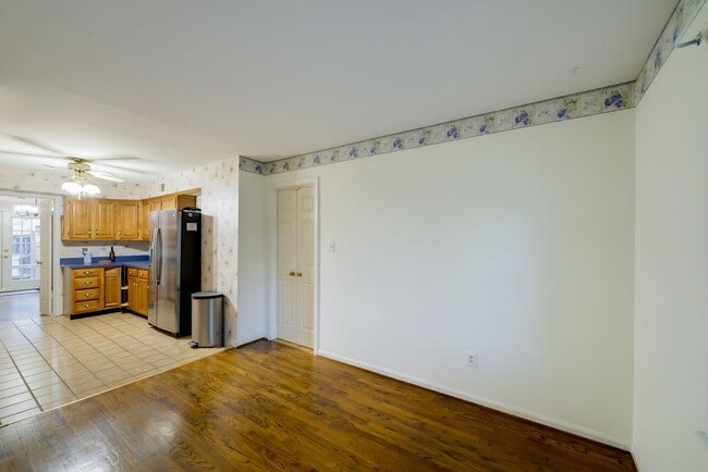 Building Photo - Beautifully Updated Townhome in Rockville
