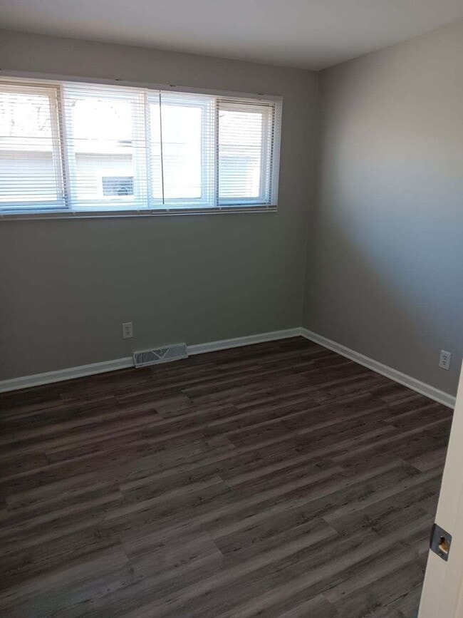 Building Photo - 3 bedroom 1 bath in Southwest Topeka