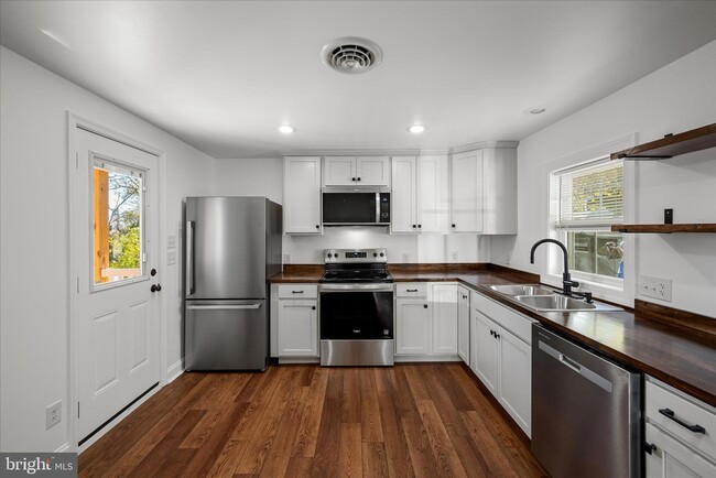 Building Photo - 117 E Monmouth St