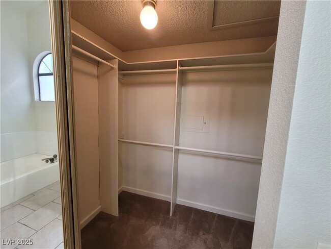 Building Photo - 372 Rushing Creek Ct