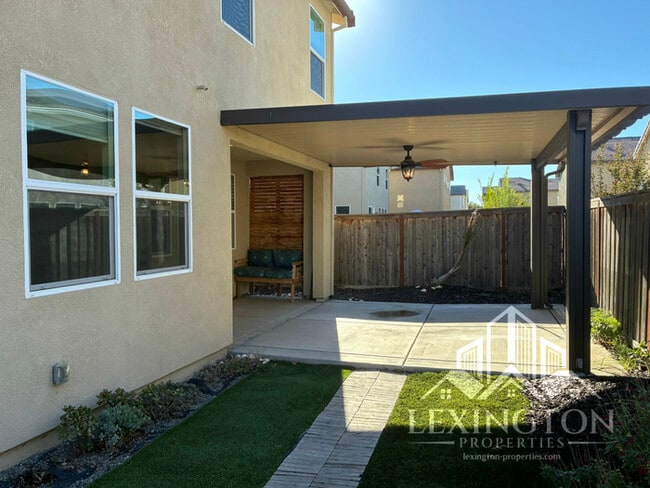 Building Photo - Elegant, 3BD/2.5BA, Sacramento Home in Nat...