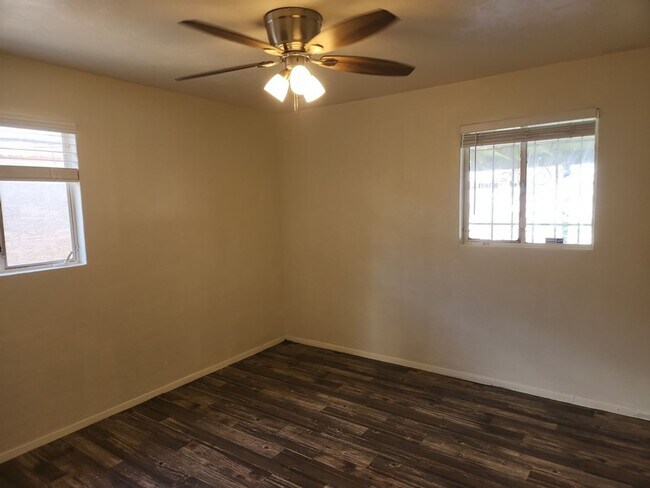 Building Photo - Coming Soon! 3 Bed, 1 Bath, Accross from GCU!! (Available on 06/15/26)