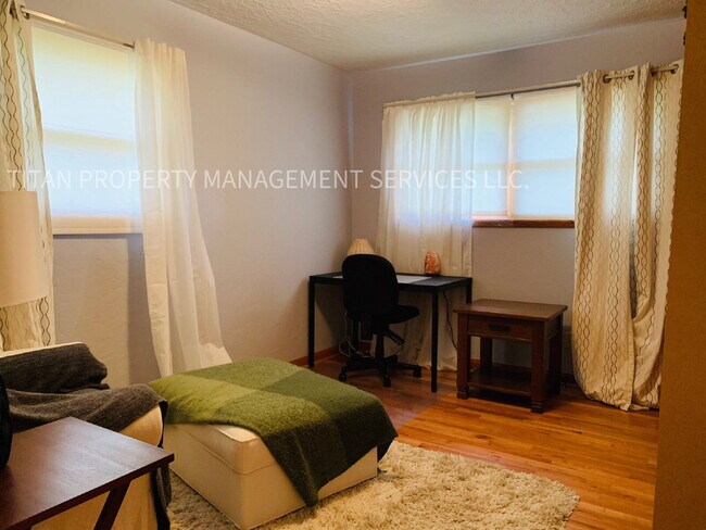 Building Photo - 13924 E Burnside St