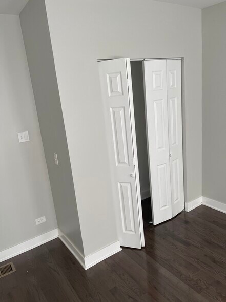 Building Photo - 8414 S Cregier Ave