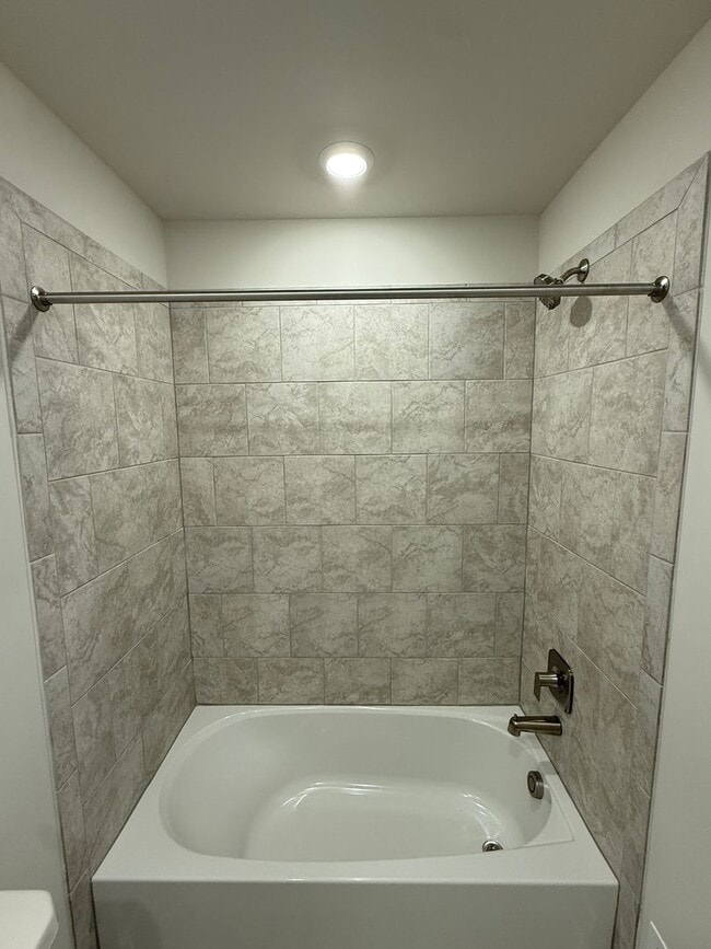 Building Photo - Stylish Townhome Overlooking River Marsh Golf Course- RENT SPECIAL Free 2nd Months Rent