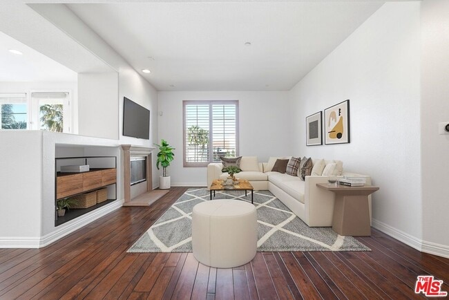 Building Photo - 5831 Seawalk Dr