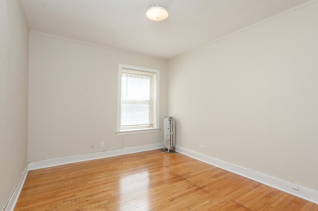 Building Photo - 2212 E 70th St