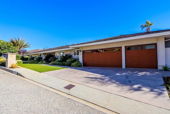Building Photo - Gorgeous 3 bed 2.5 bath home with stunning Ocean Views and lots of natural light, in the highly s...