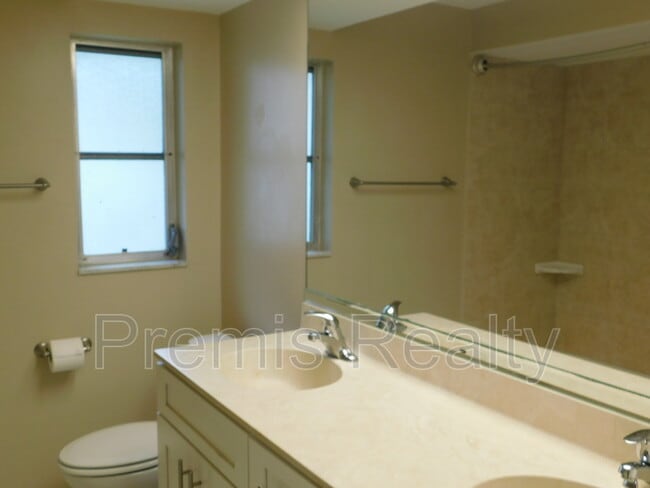 Building Photo - 1840 Oak Forest Dr W