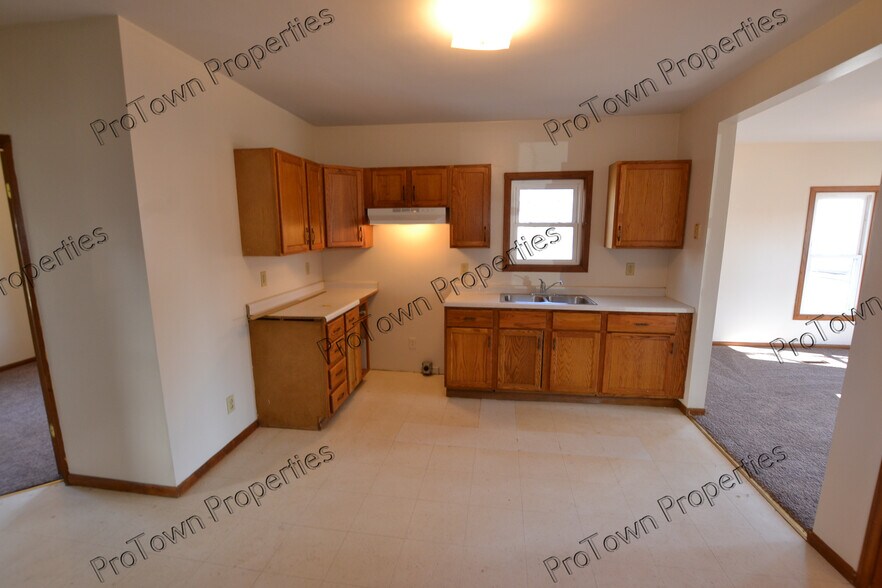 Building Photo - 711 N Hickory St