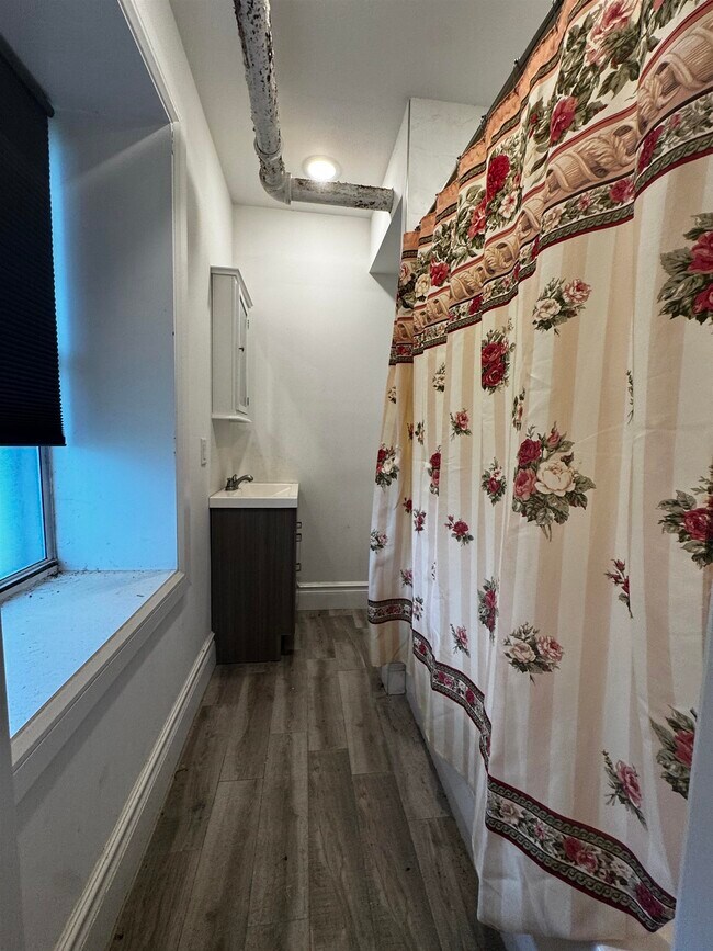 Building Photo - 250 BROAD Ave