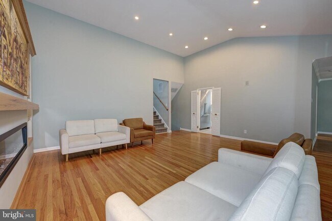 Building Photo - 1717 Country Club Dr