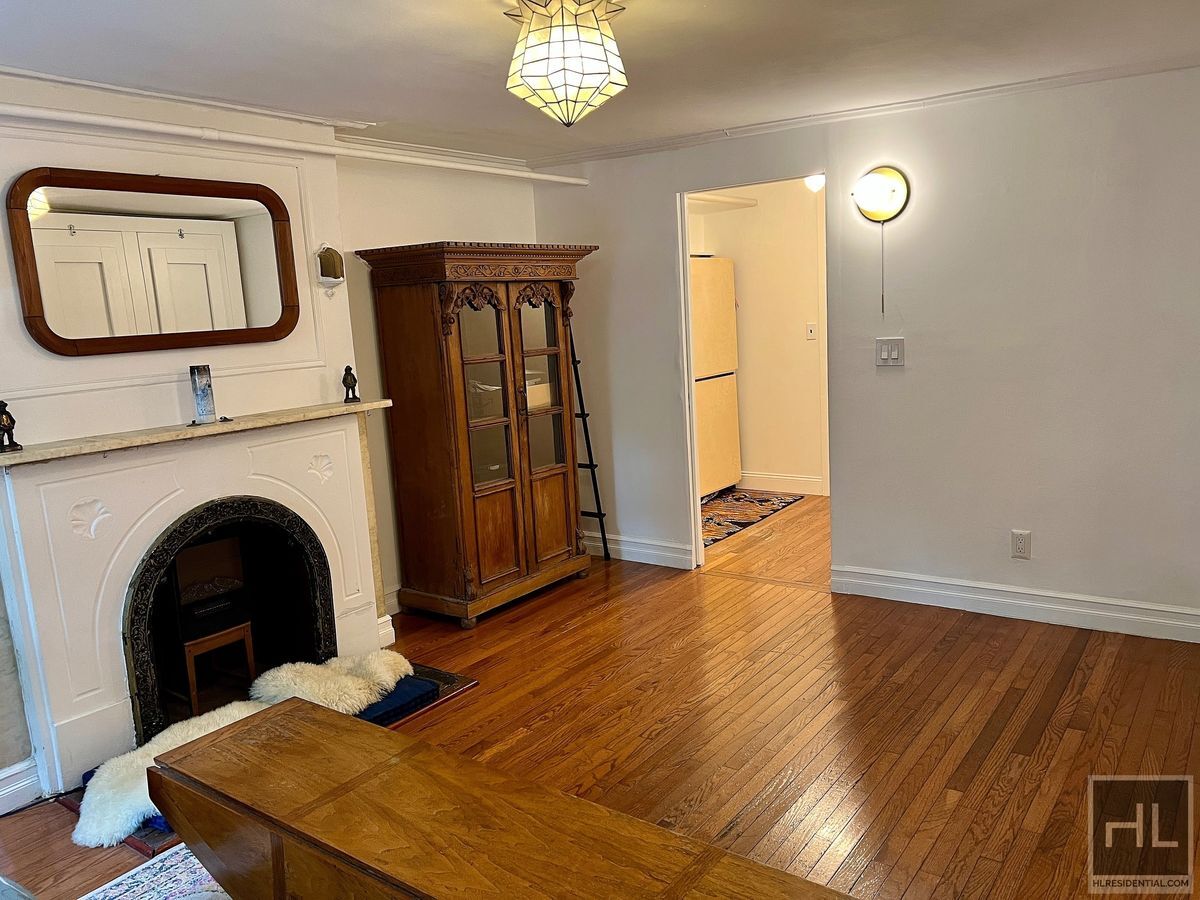 Building Photo - 1BR 1BA Private Garden Level Floor Through...