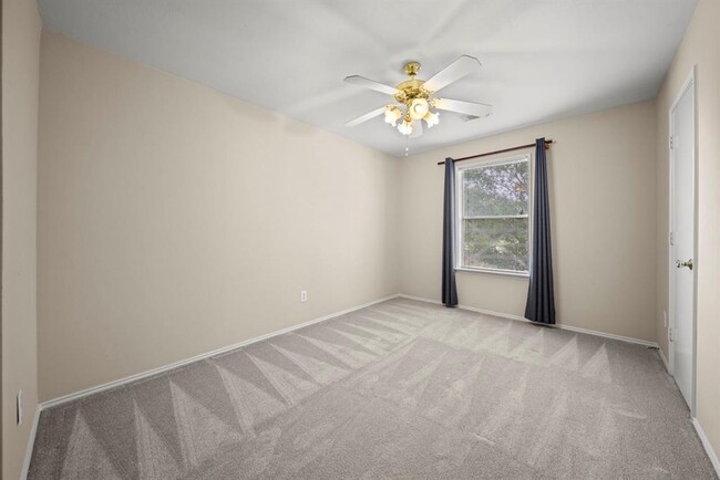 Building Photo - 8016 Golf Green Cir