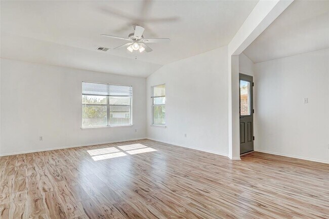 Building Photo - 1305 4 Cabin Ct