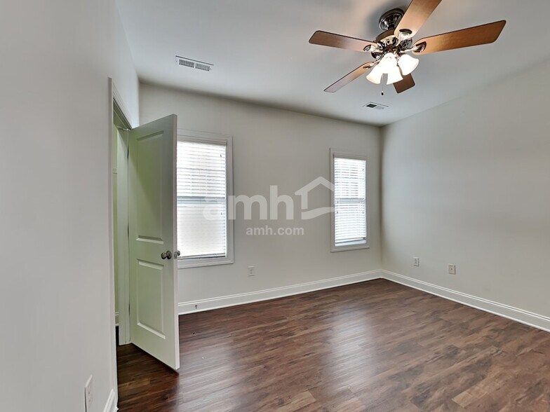 Building Photo - 107 Windy Creek Ln