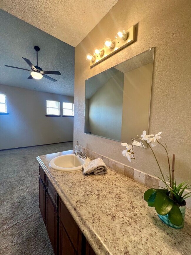 Building Photo - Cozy Rental in NW OKC!