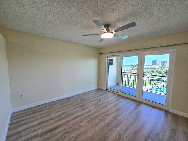 Building Photo - Penthouse in the Racquet Club annual rental!