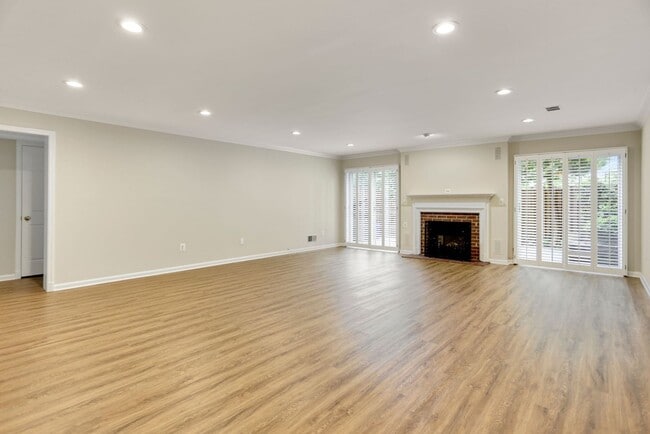 Building Photo - 2 Bed 2 Bath - Bethesda Condo - Large Outd...