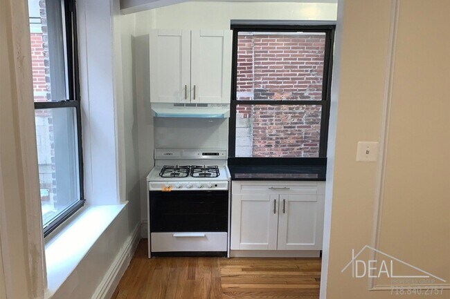 Building Photo - 529 W 111th St