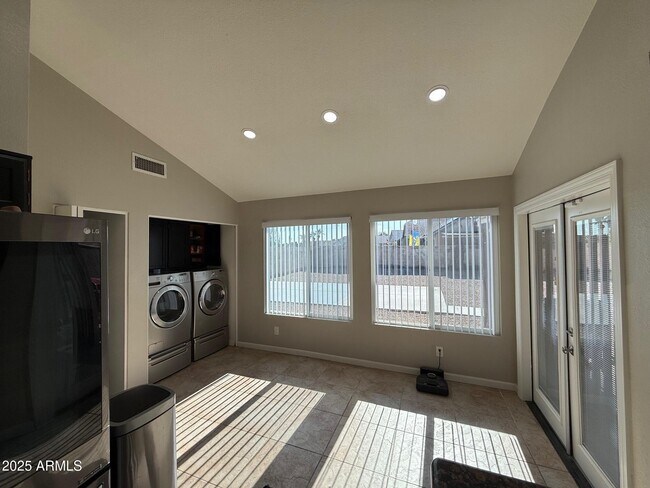 Building Photo - 5535 W Willow Ave