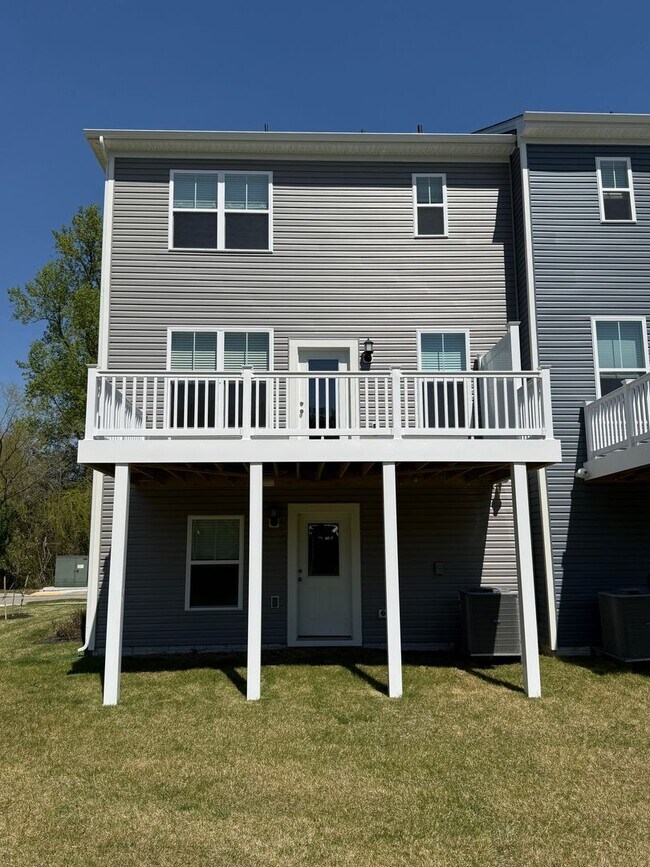 Building Photo - 2102 Winterberry Ln