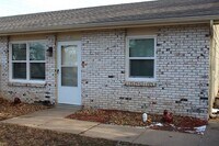 Building Photo - 2 Bedroom Duplex located on East Side of MHK!