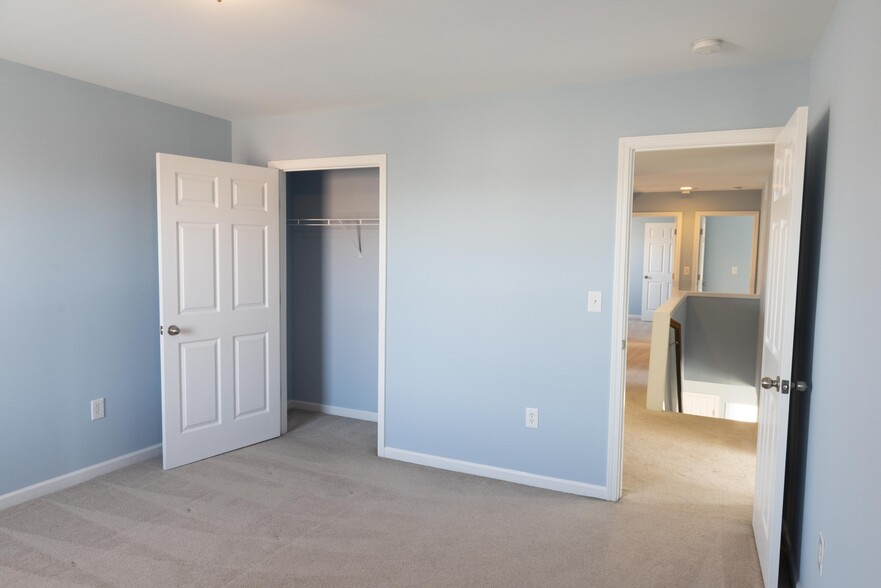 Bedroom 2 with closet - 1929 Ashburn Ct