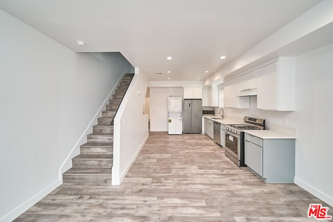 Building Photo - 603 W 41st Pl