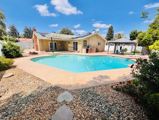 Building Photo - Beautiful 3 Bedroom 2 Bath Home with SOLAR...