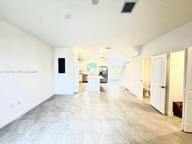 Building Photo - 234 SE 10th St