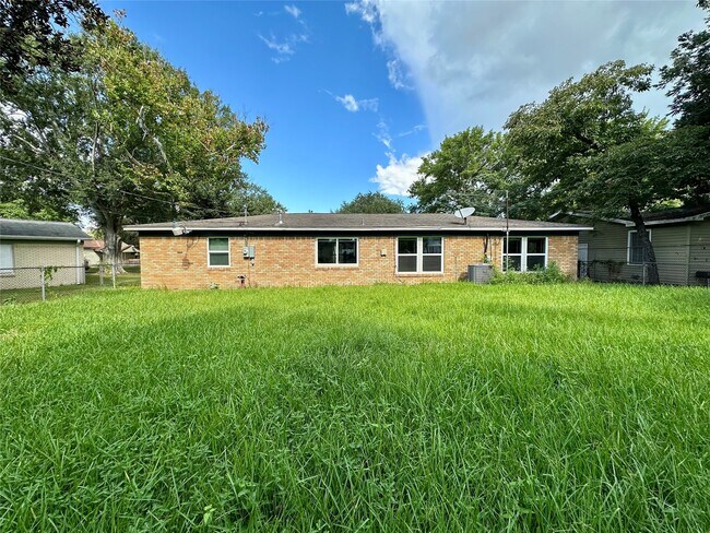 Building Photo - 6 E Southlawn Ave