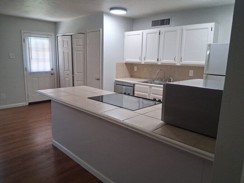 Building Photo - 563 Cumberland Dr